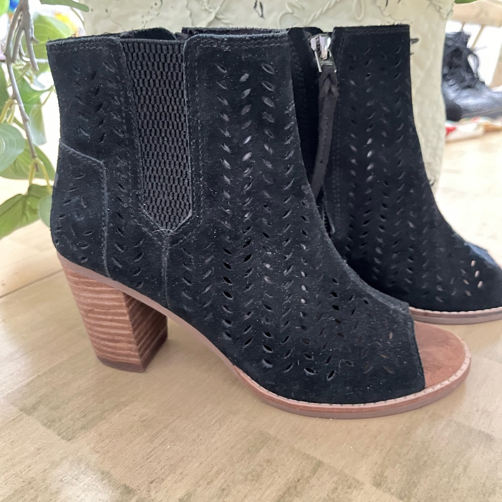 Tom’s Peep Toe Bootie Suede Lazer Cut EUC Size 6
